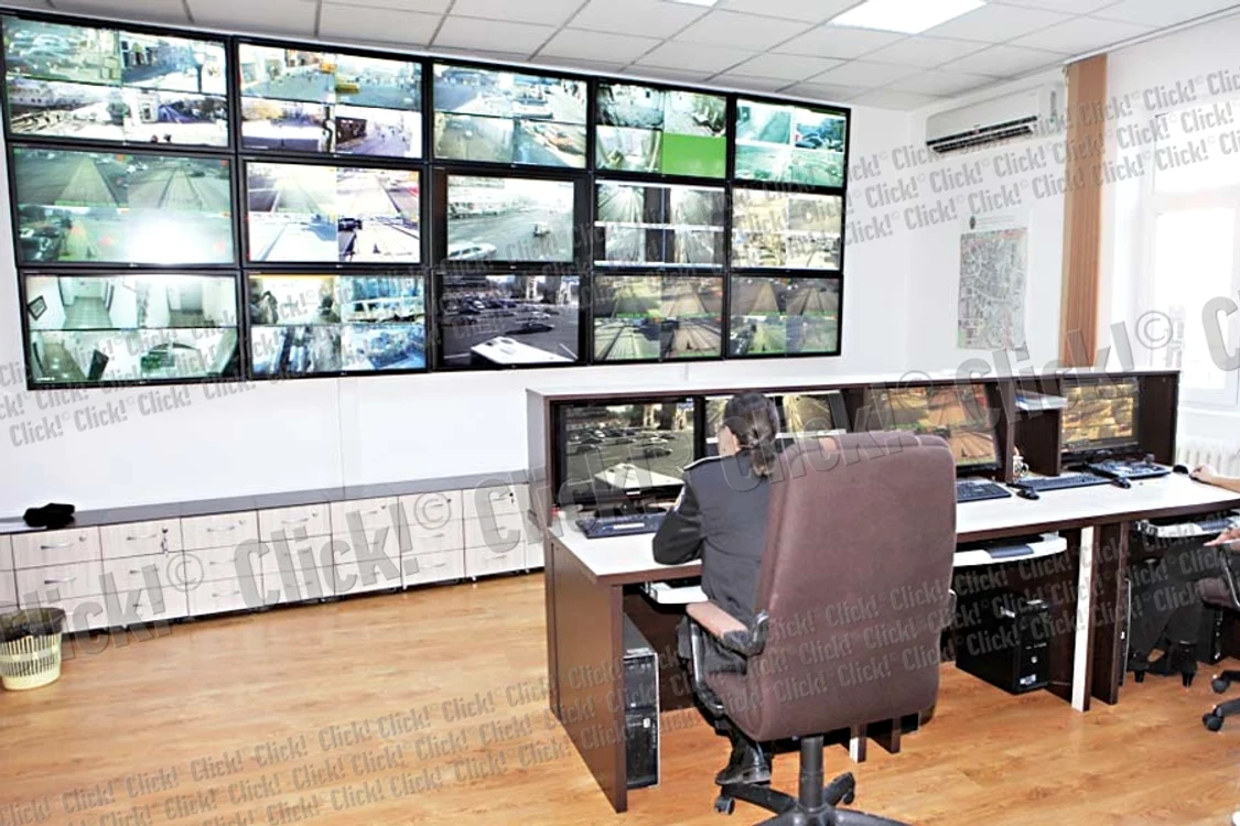 Agentul Laurenţiu Gheorghe  ne arată camera care  a fost montată pe parbriz (Fotografii: Roberto Sălceanu)