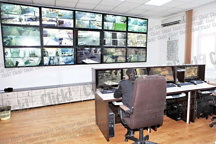 Agentul Laurenţiu Gheorghe  ne arată camera care  a fost montată pe parbriz (Fotografii: Roberto Sălceanu)