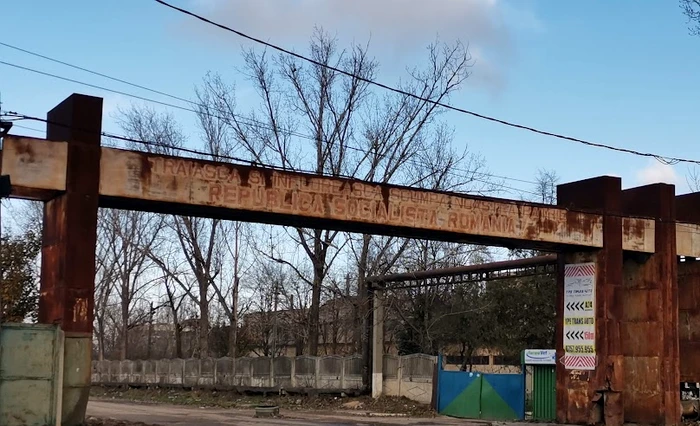 Mesaj comunist, încă prezent la intrarea în Gara Larga FOTO: C.Mazilu