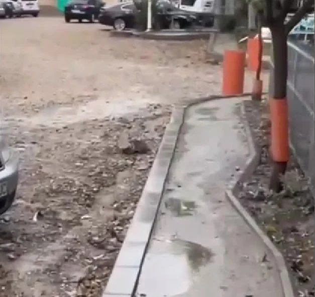 „E mai mare rușinea”. Cum „modernizarea” unei parcări a redus numărul locurilor pentru autoturisme și a făcut trotuarul impracticabil