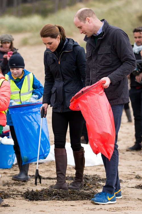 Kate Middleton a participat la strângerea gunoaielor de pe plajă, alături de mai mulţi copii 
