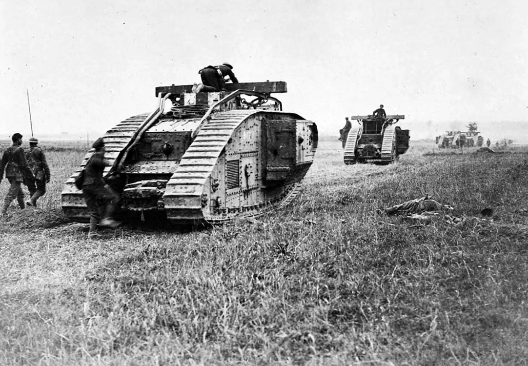 Tancurile britanice trec pe lângă cadavrele unor germani,  care fuseseră în viaţă cu câteva momente înainte să avanseze cavaleria,  câteva minute înainte să fie realizată fotografia.