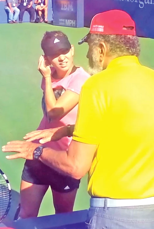 
    De câte ori poate, Ion Ţiriac o ajută pe Simona Halep la antrenamente cu un sfatFoto: Mediafax  