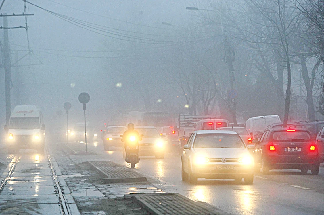 Ceaţa îngreunează traficul rutier