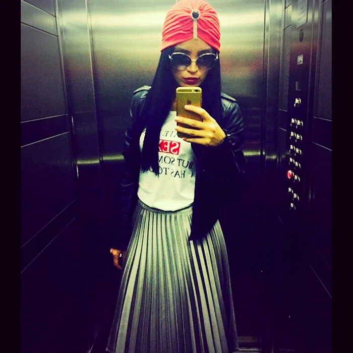 Adelina Pestriţu a încercat săptămânile trecute un turban de culoare roşie