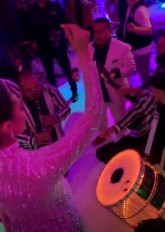 Carmen a dansat pe melodiile cântate de tatăl ei