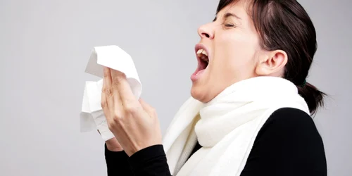 Medicii le recomandă persoanelor bolnave să strănute în batistă pentru a nu-i îmbolnăvi pe cei din jur