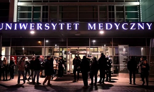 Doctorii de la spitalul Clinic Universitar din Gdansk l au ţinut pe masa de operaţie timp de cinci ore pe Pawel Adamowicz jpeg