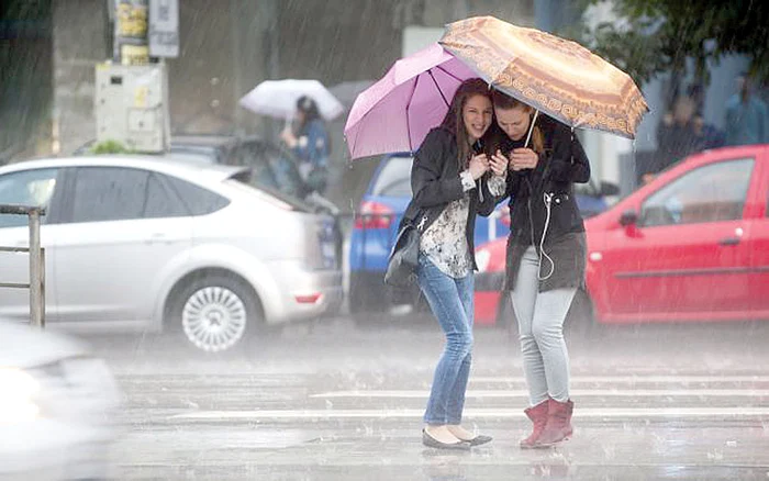 
    Plouă cu găleata în toată ţara  