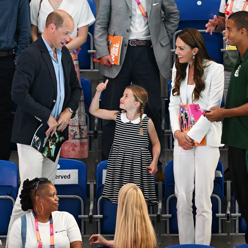 Prințesa Charlotte i a însoțit pe Kate și William (4) jpg