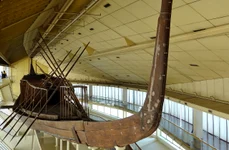 Barca solară a faraonului Keops, expusă anterior la Muzeul Bărcii Solare din Giza (© Olaf Tausch / Wikimedia Commons)