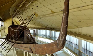 Barca solară a faraonului Keops, expusă anterior la Muzeul Bărcii Solare din Giza (© Olaf Tausch / Wikimedia Commons)
