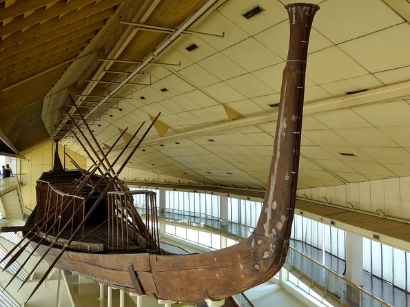 Barca solară a faraonului Keops, expusă anterior la Muzeul Bărcii Solare din Giza (© Olaf Tausch / Wikimedia Commons)