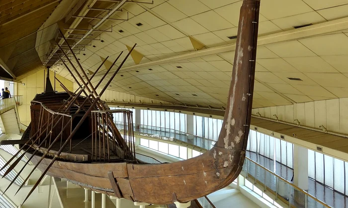 Barca solară a faraonului Keops, expusă anterior la Muzeul Bărcii Solare din Giza (© Olaf Tausch / Wikimedia Commons)