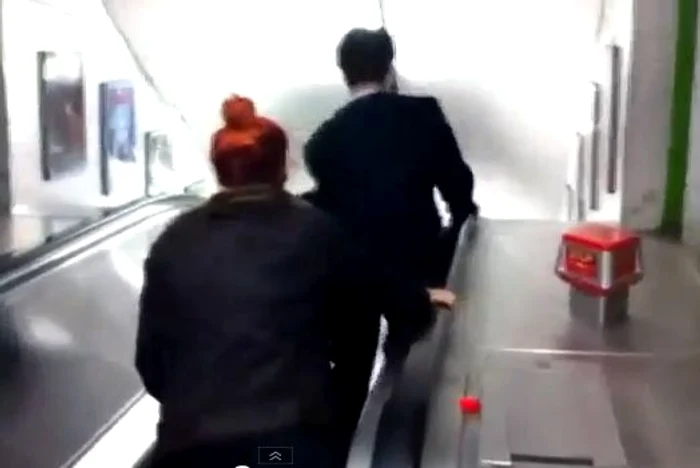 
    Japonezul a făcut show pe scările rulante  