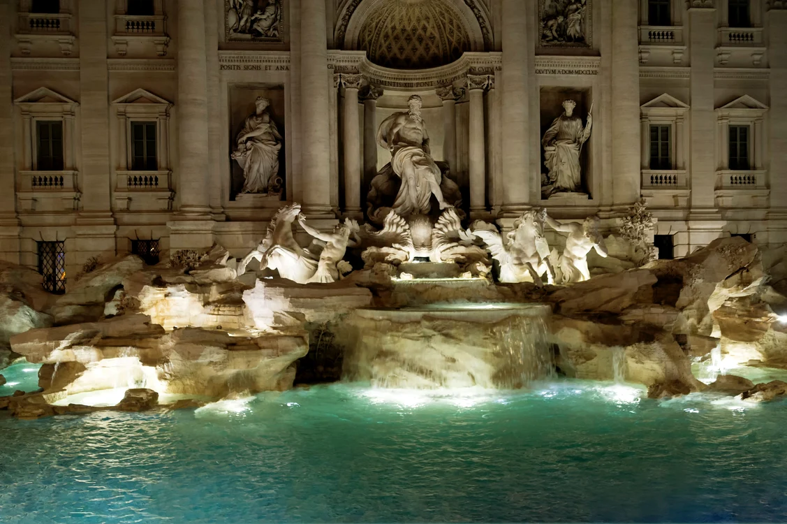 Fontana di Trevi, inaugurată oficial pe 22 mai.