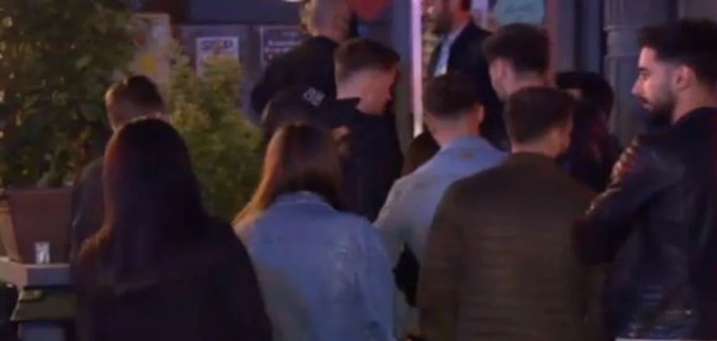 S-au format și cozi la intrarea în localuri