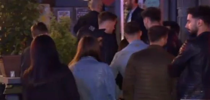 S-au format și cozi la intrarea în localuri