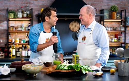 Laurent Mariotte și Prințul Albert de Monaco în bucătărie pentru emisiunea „Les Petits Plates”. FOTO: Michael Alesi/Palatul Princiar