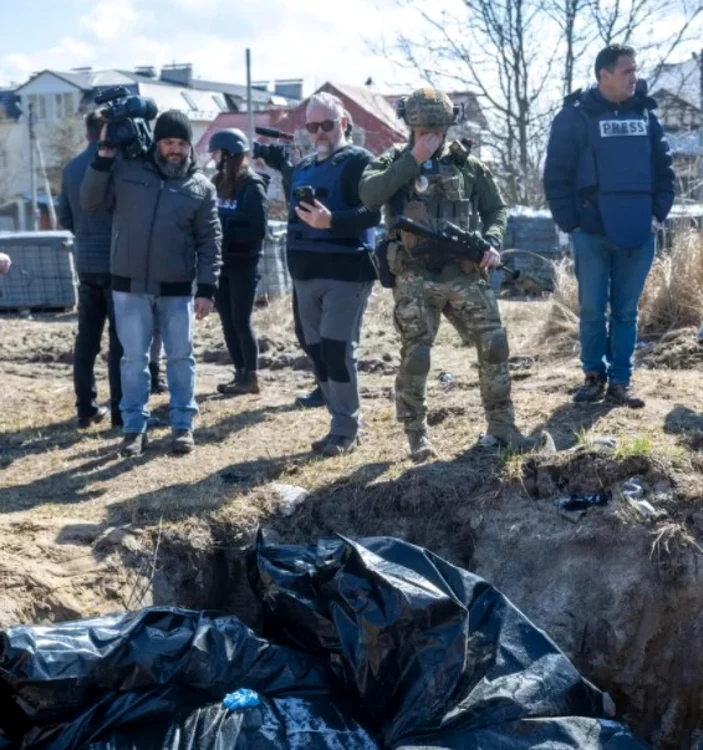 Soldat ucrainean fotografiat plângând în faţa unei gropi comune din Bucha FOTO-Profimedia
