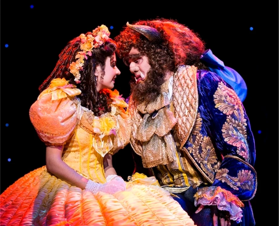 
    Bazat pe filmul de animație cu același nume, musicalul Disney Beauty and The Beast a avut premiera pe Broadway în 1994  