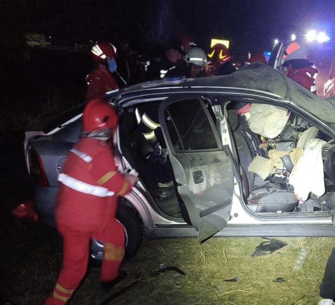 Carnagiul de pe drumul E574: au murit șoferii celor două mașini implicate și alți doi pasageri