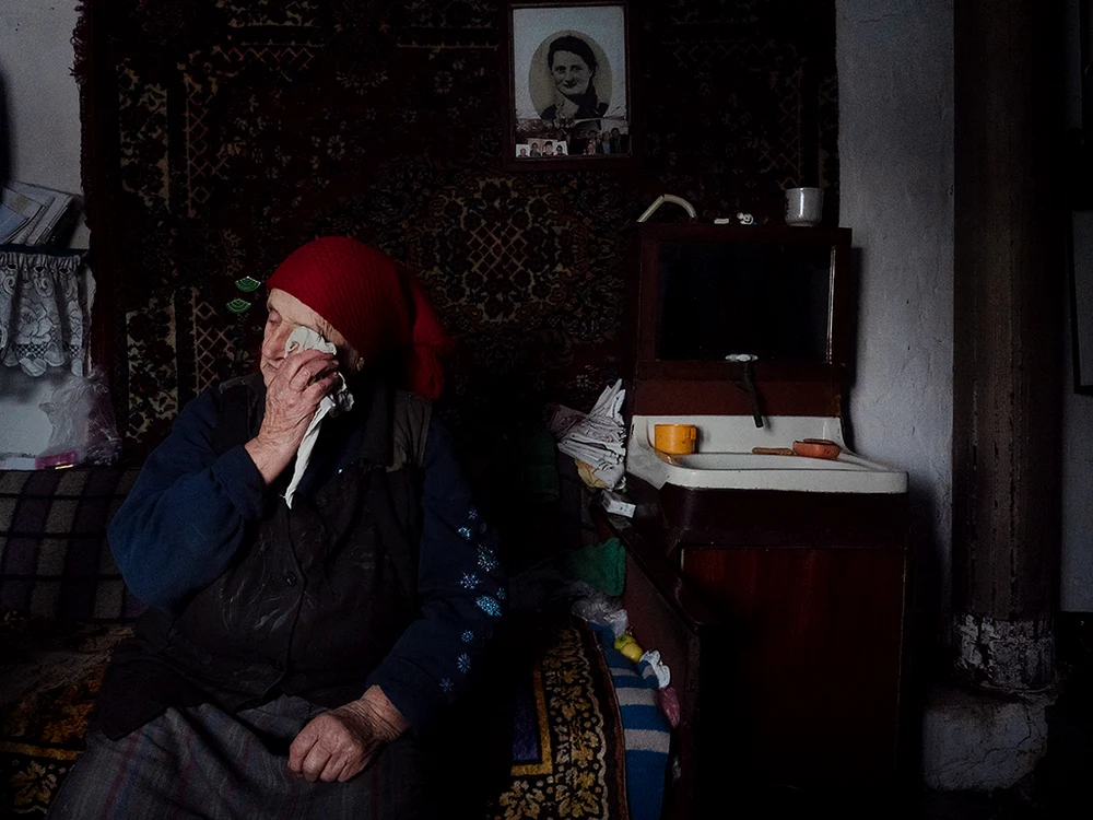 Femeile rămase  își plâng durerea. Foto: Gettyimages