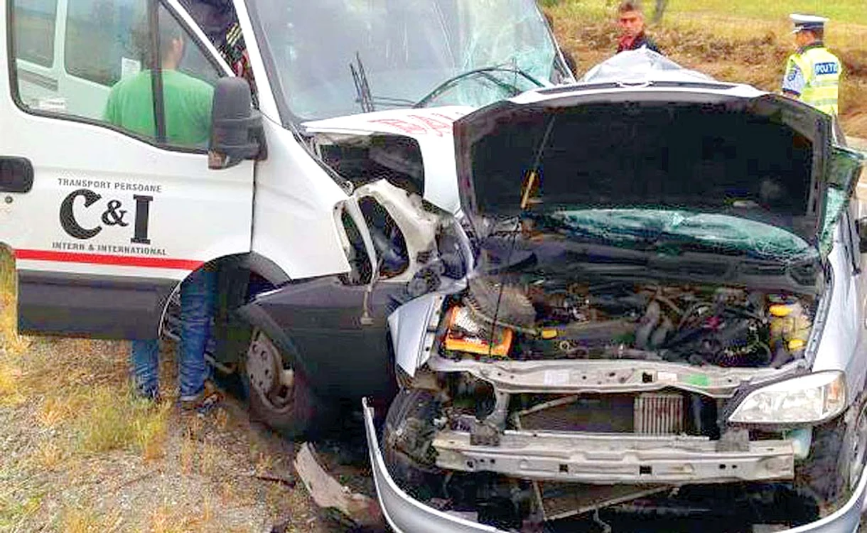 
    Patru ambulanţe şi cinci echipaje SMURD au intervenit pentru salvarea pasagerilor.  