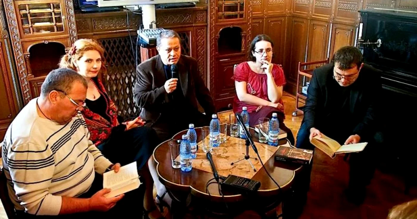 Valentin Nicolau (centru), directorul Editurii Nemira, la lansarea volumului              FOTO: Sorin Radu