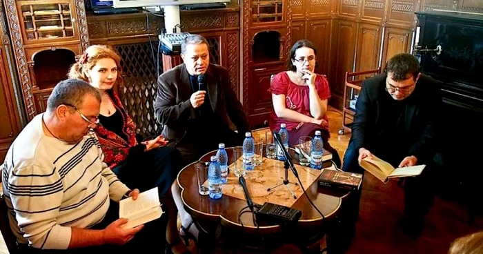 Valentin Nicolau (centru), directorul Editurii Nemira, la lansarea volumului FOTO: Sorin Radu
