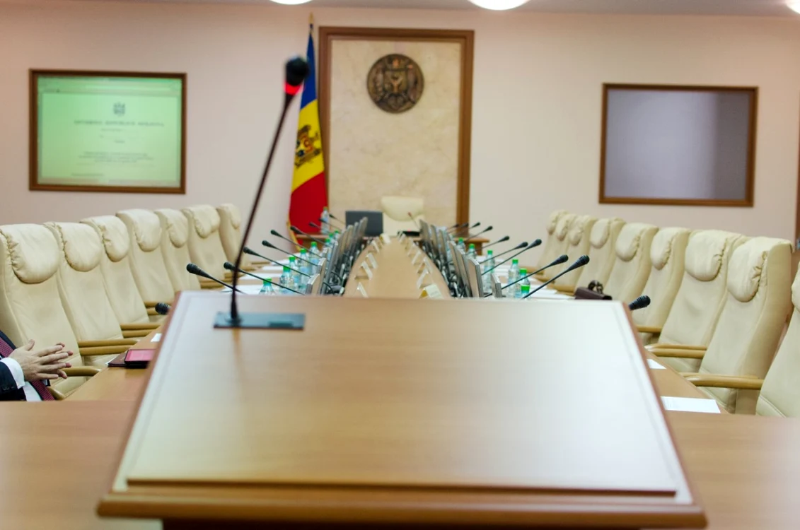Deputaţii discută despre fotoliile care vor să le revină. FOTO Alexandru Tarlev