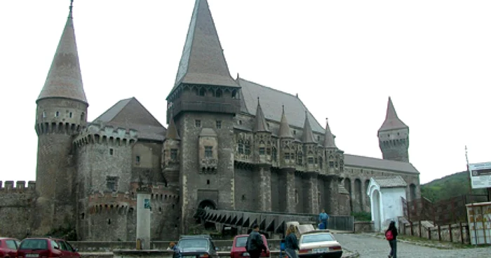 Castelul Corvinilor reprezinta un obiectiv turistic important