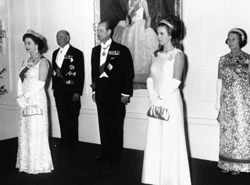 
    La ceremonie au fost invitați mai mulți lideri ai lumii. Regina Elisabeta a refuzat să meargă, dar i-a trimis pe Prințul Filip și Prințesa Ana (foto)Foto AP  