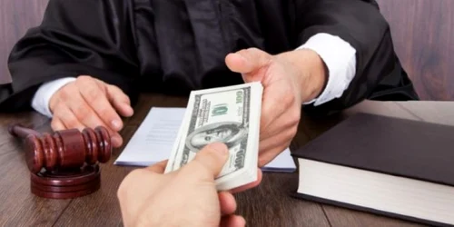 Procurorul Marius Vlădoianu a fost arestat pentru trafic de influenţă şi şantaj