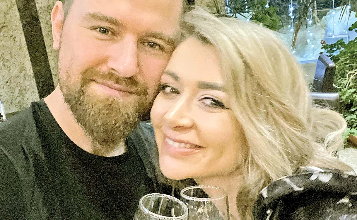 
    Denisa și iubitul ei,  Mircea, nevoiţi să-şi  prelungească vacanţa  