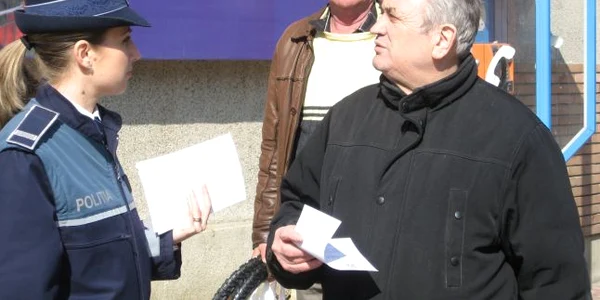 Poliţiştii de la Compartimentul de Prevenire a Criminalităţii au împărţit pliante