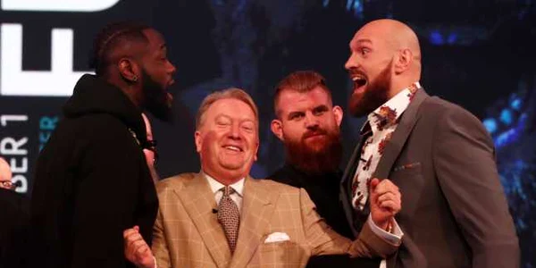 Americanul Deontay Wilder (S) şi englezul Tyson Fury reacţionează în timp ce promotorul Frank Warren îI desparte în timpul unei conferinţe de presă înainte de meciului de box dintre cei doi la Londra Marea Britanie FOTO Guliver/ Getty Images / Julian