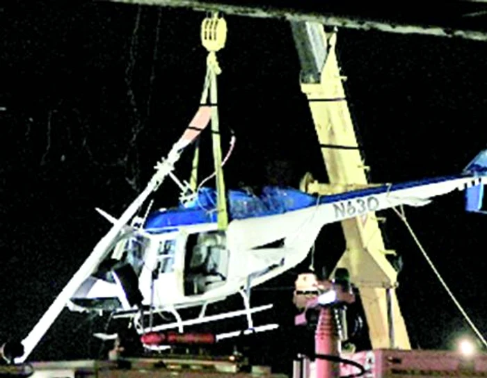 Aparatul de zbor, scos cu ajutorul unei macarale