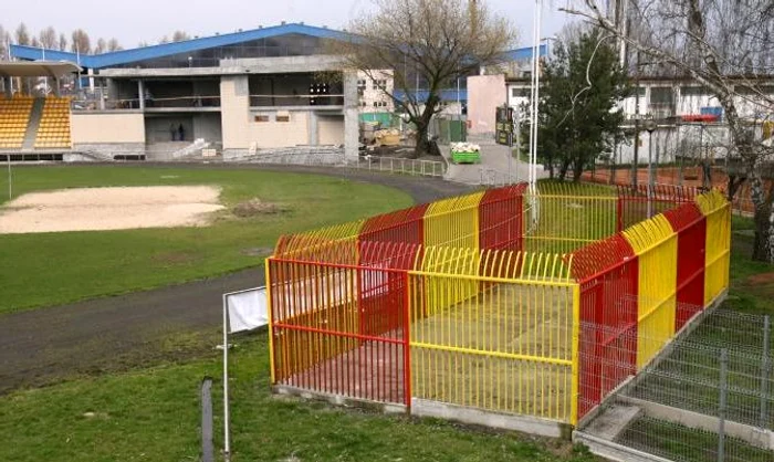
    Peluza te duce cu gândul la un țarc pentru animale  