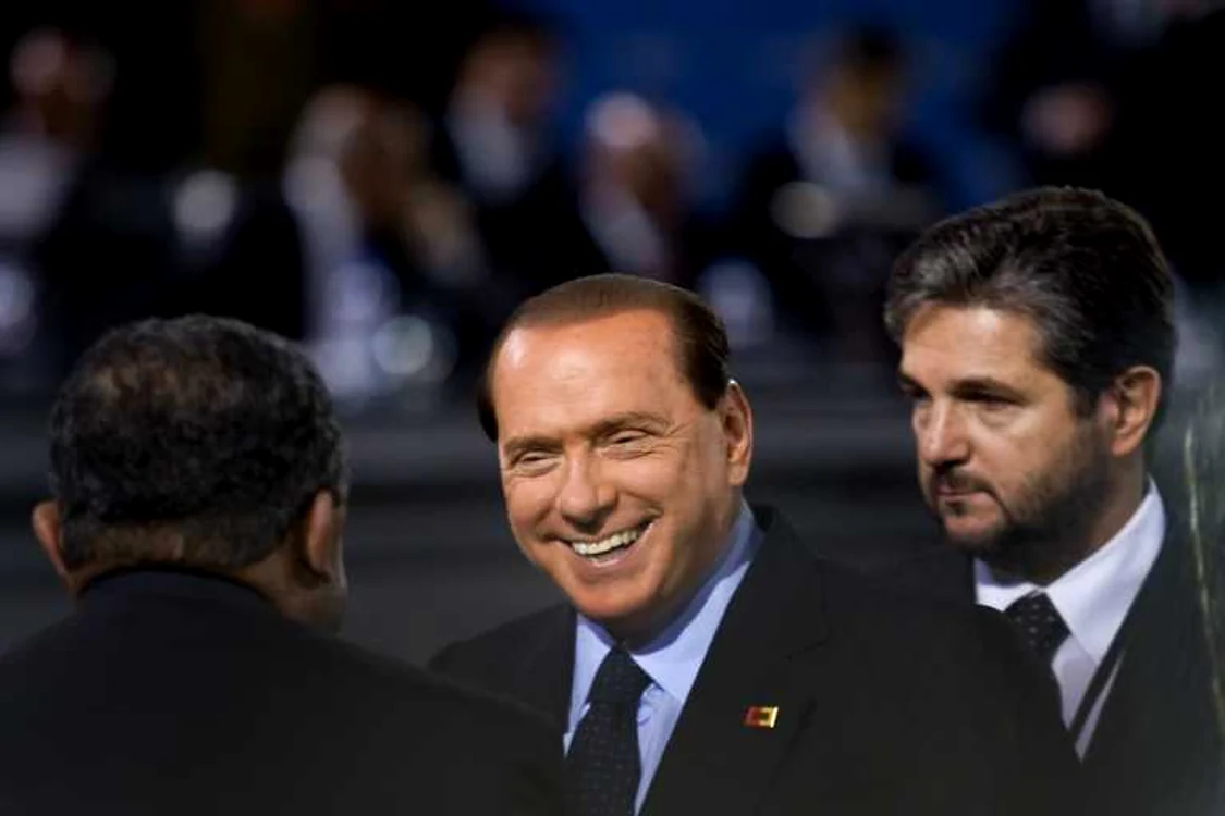
    Silvio Berlusconi, un premier cu râsul fals  