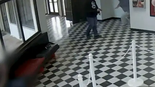 Momentul în care directorul unui liceu din SUA îl imobilizează pe un atacator care deschisese focul în interiorul clădirii