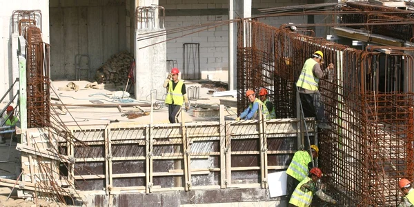 Angajatorii caută din nou muncitori calificaţi pentru domeniul construcţiilor (foto: adevarul.ro)