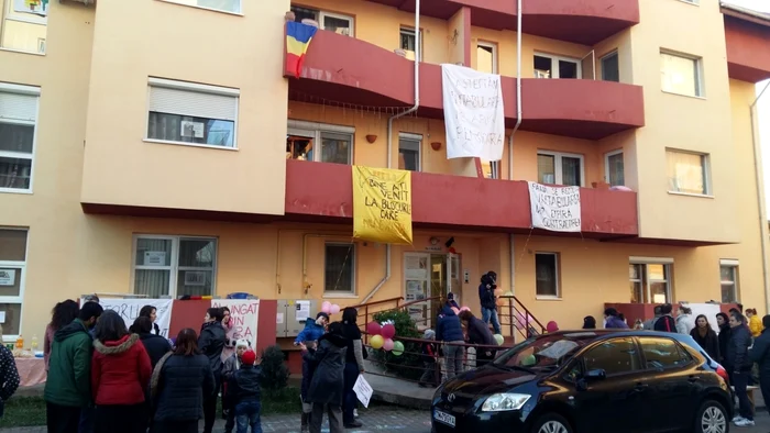 Zeci de familii chiriaşe ale ANL au ieşit în stradă nemulţumite de faptul că nu pot cumpăra apartamentele în care locuiesc FOTO Daniel Dancea