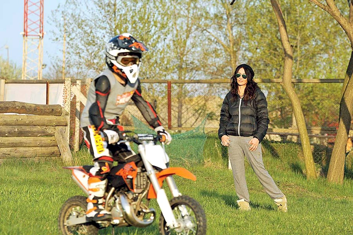 
    Ayan este la fel de pasionat  de sport ca şi mama lui (FOTOGRAFII: ARHIVA PERSONALĂ)  