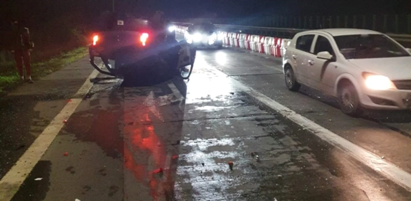 Un bărbat a fost arestat preventiv pentru că a condus beat şi fără permis şi s-a răsturnat pe A2 Foto: Poliţia Română