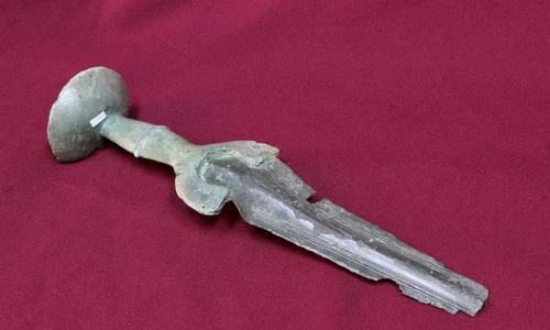 Spada de bronz cu cupă la mâner de la Lăpuș (foto: Zamfir Șomcuteam / Muzeul Județean de Istorie și Arheologie Maramureș)