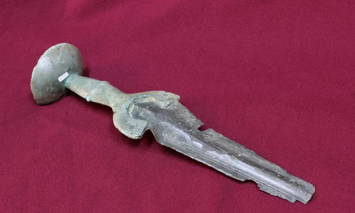 Spada de bronz cu cupă la mâner de la Lăpuș (foto: Zamfir Șomcuteam / Muzeul Județean de Istorie și Arheologie Maramureș)