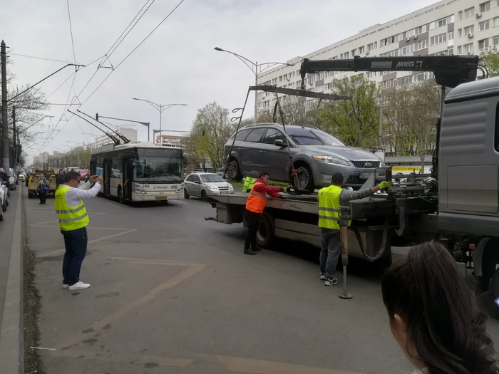 Mașina parcată neregulamentar în stația STB a fost ridicată