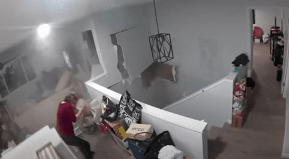 Imaginile groazei - o femeie a scăpat cu viață după ce casa ei a fost lovită de un bolovan uriaș VIDEO 