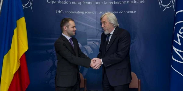Daniel Funeriu, ministru al Educaţiei în februarie 2010, alături de Rolf Heuer, directorul general CERN
